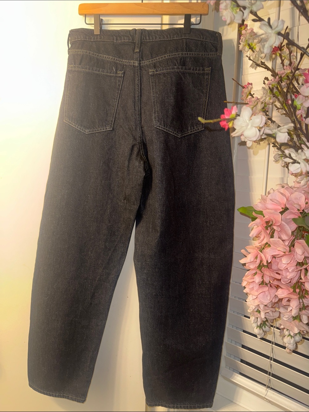 Banana Republic women’s Black Relaxed Denim Jeans - Picture 4 of 4